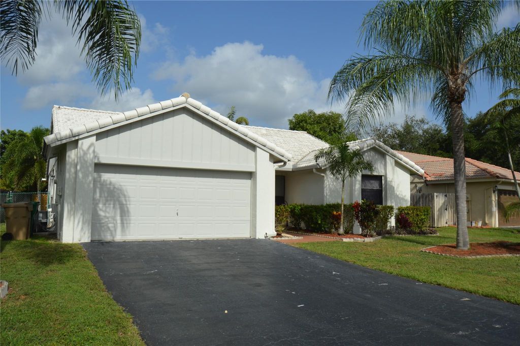 Photo of 6315 Tweksbury Terrace, Davie, FL 33331 (MLS # F10451402)