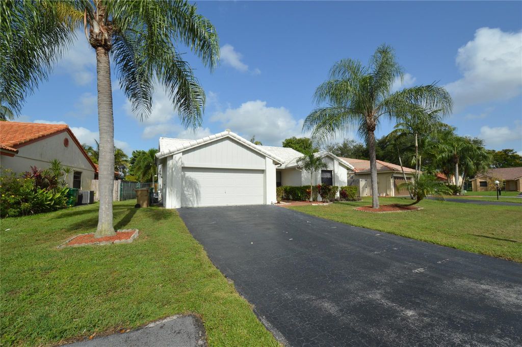 Photo of 6315 Tweksbury Terrace, Davie, FL 33331 (MLS # F10451402)