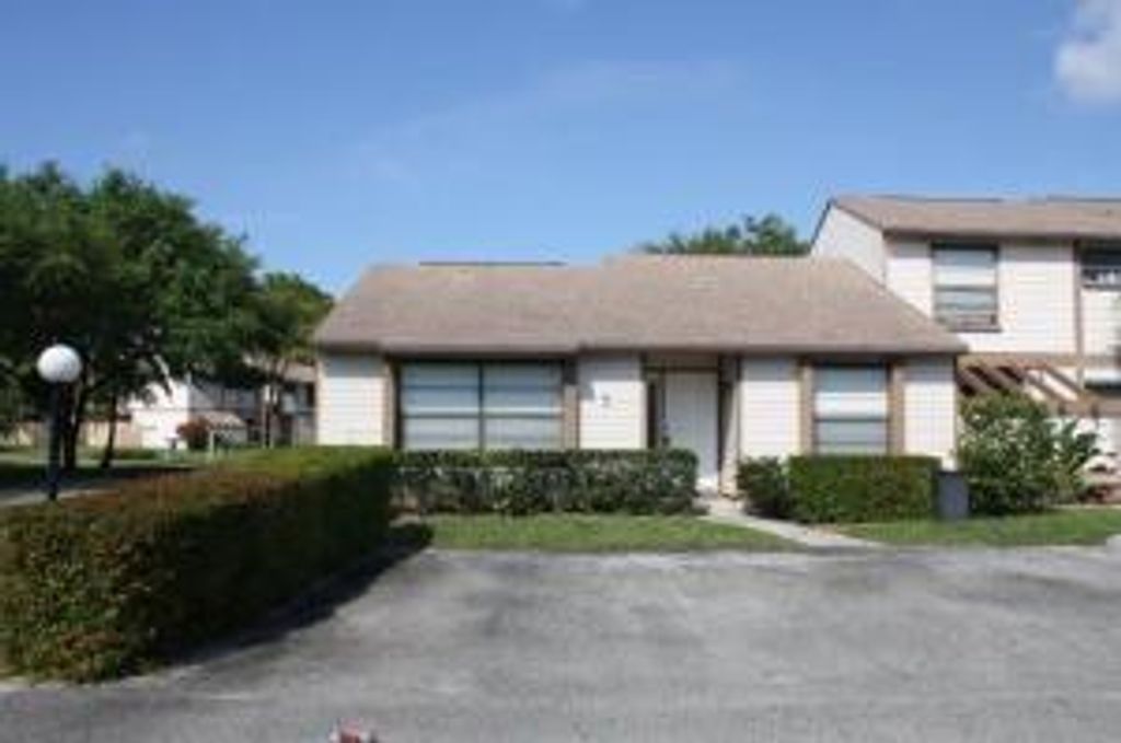 Photo of 100 Sherwood Circle #20a, Jupiter, FL 33458 (MLS # R10755641)