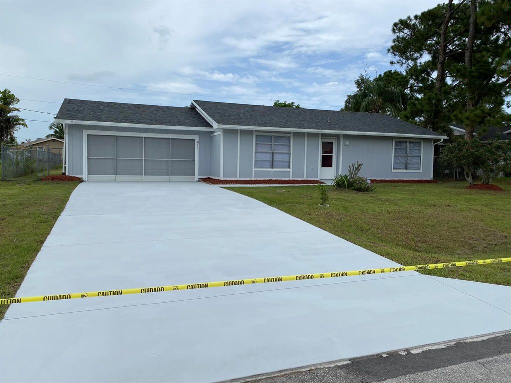 Photo of 811 SE Walters Terrace, Port St Lucie, FL 34983 (MLS # R10906049)
