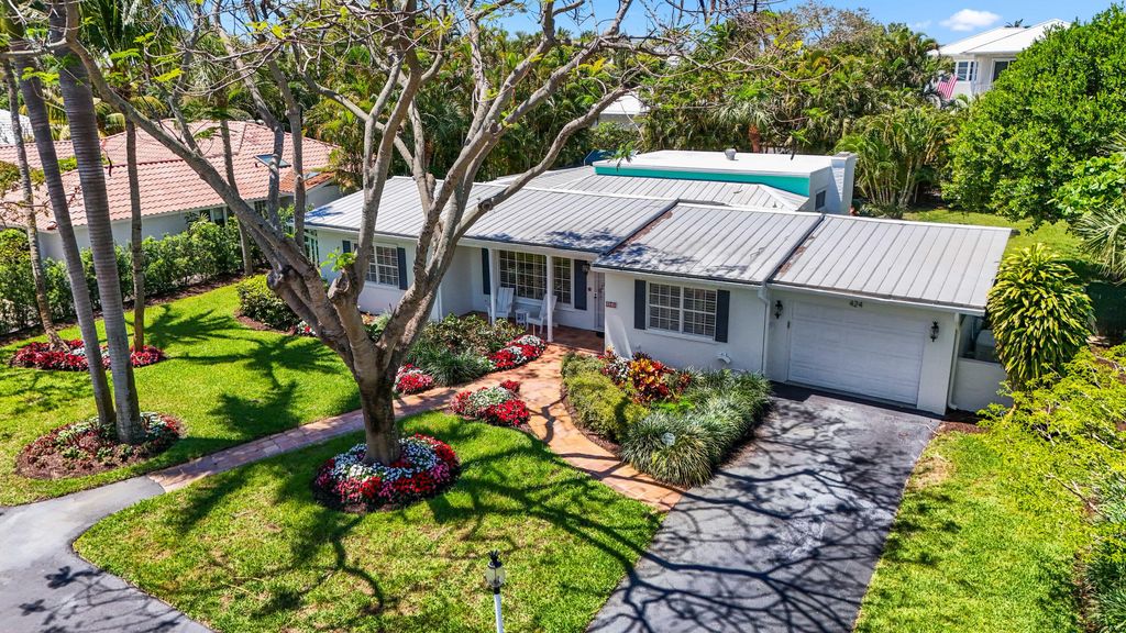 Photo of 424 Palm Trail, Delray Beach, FL 33483 (MLS # R10976794)