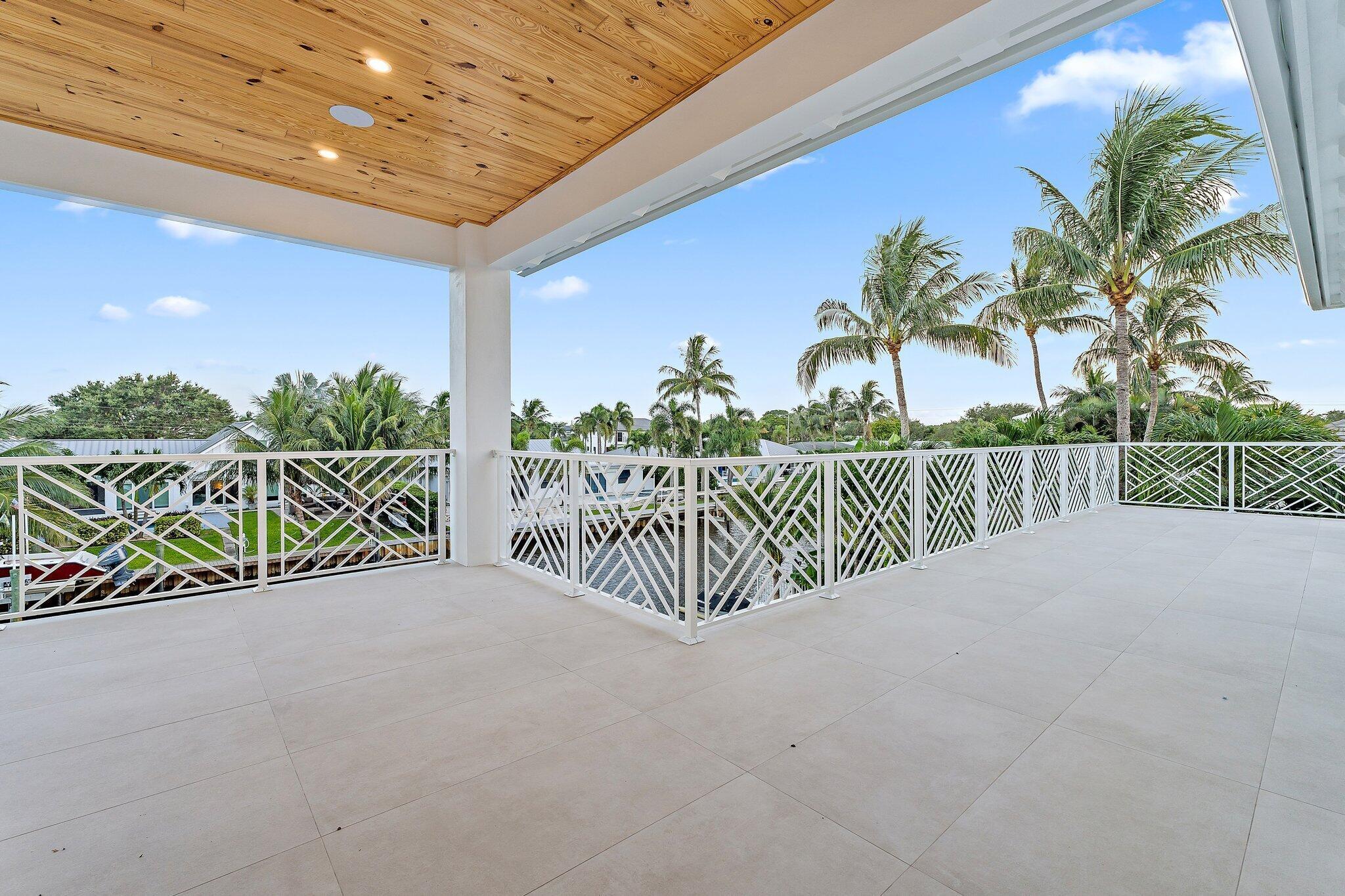 COUNTRY CLUB POINT - Residential