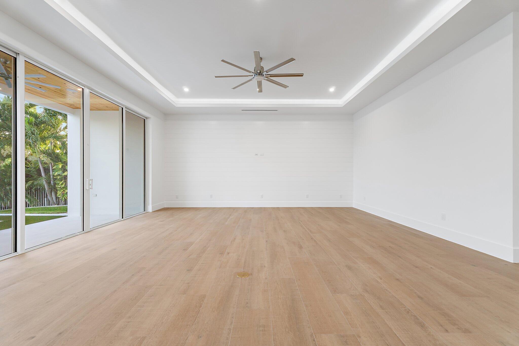 COUNTRY CLUB POINT - Residential