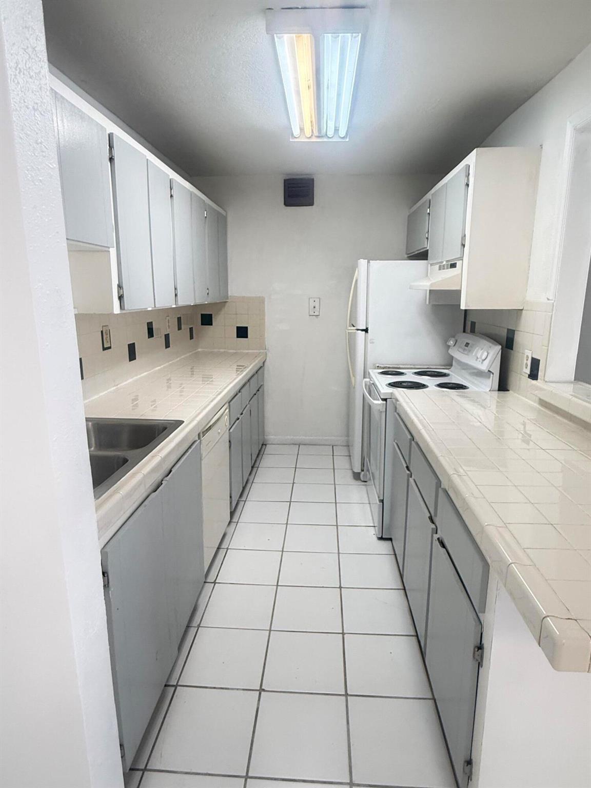 PALMS VILLAS & CONDOS SEC - Residential Lease