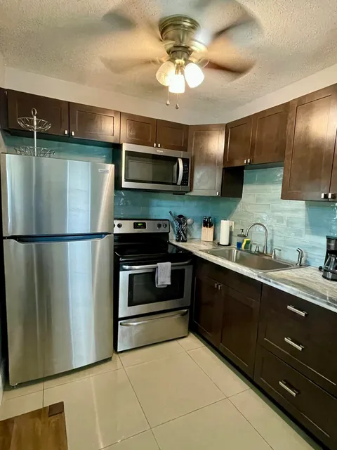 408 SE 12th Court Unit 4, Fort Lauderdale, FL MLS: R11085903