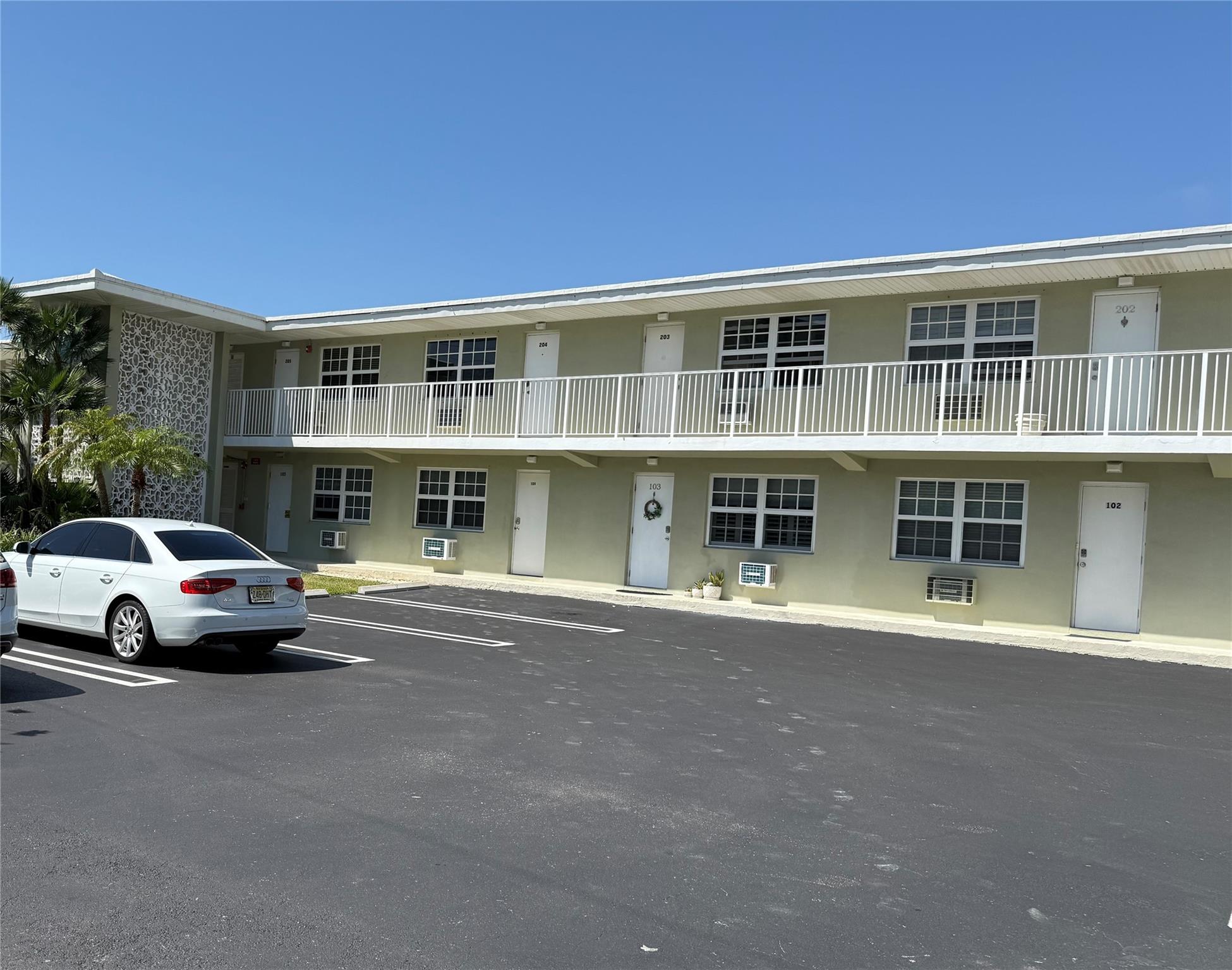 1105 S Riverside Dr 205