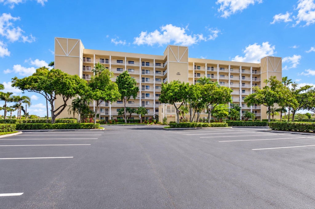 Photo of 7260 KINGHURST Drive #404, Delray Beach, FL 33446 (MLS # B26091497)