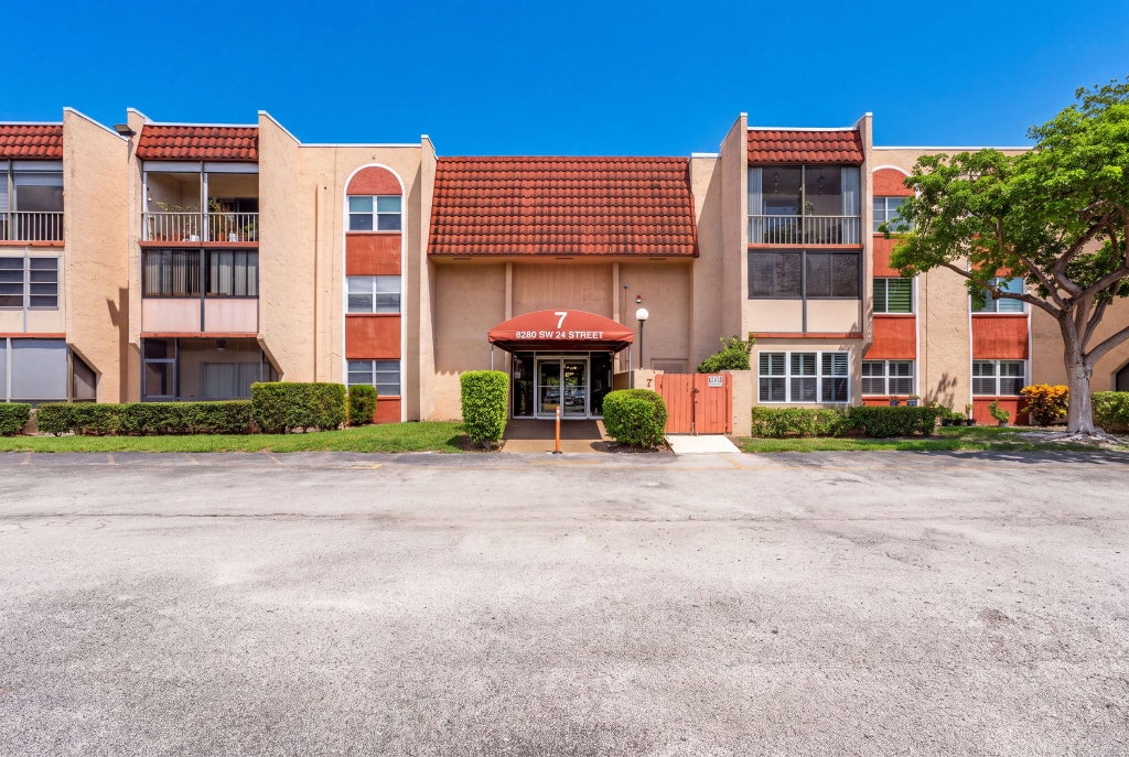 Photo of 8260 SW 24TH Street #6115, North Lauderdale, FL 33068 (MLS # B26073090)