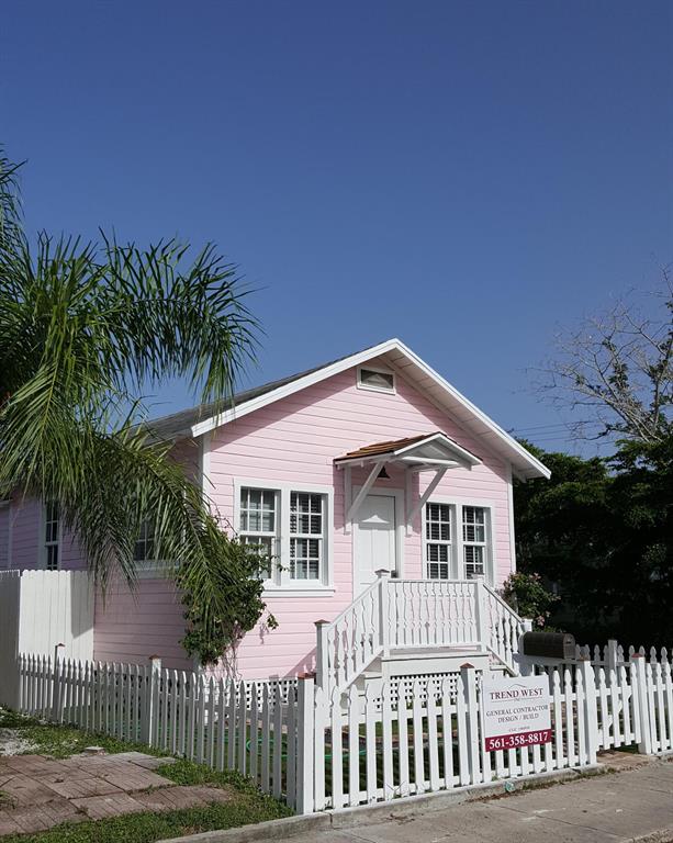 This tiny house on S L Street Lake Worth is very special. Huge deck in back with a big back garden. If you are looking for a short term rental with some character this is the one for you. It comes fully furnished, water cable and electric is included in the price. Just bring your clothes, you will love the pink house.