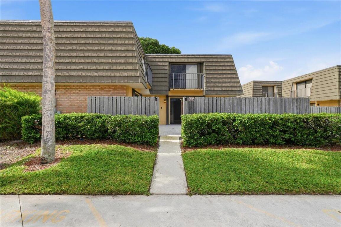 VILLAGE OF SANDALWOOD LAKES 1 - Residential