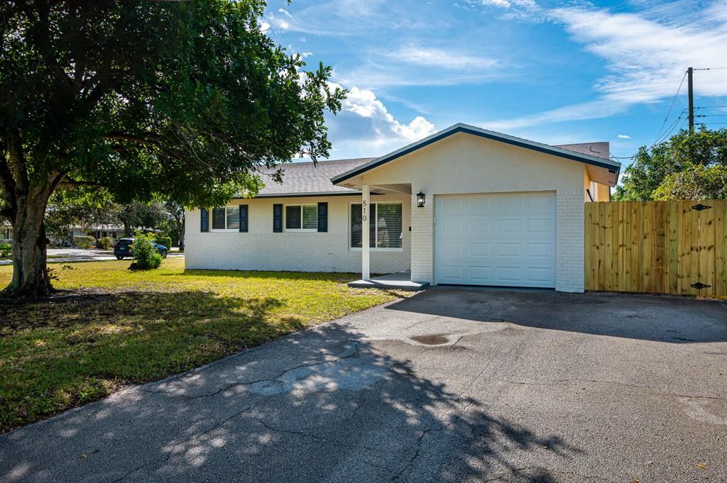 Photo of 510 Kingbird Circle, Delray Beach, FL 33444 (MLS # R10769508)