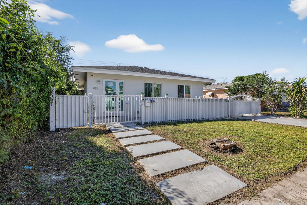 Photo of 915 S F Street, Lake Worth Beach, FL 33460 (MLS # R11132256)