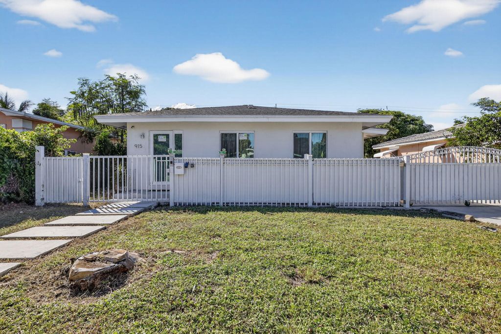 Photo of 915 S F Street, Lake Worth Beach, FL 33460 (MLS # R11132256)
