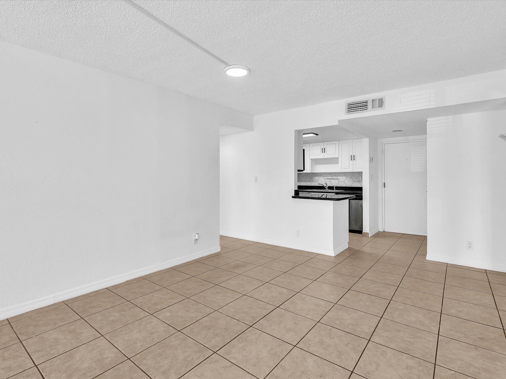 BUILDING EIGHT OF RACQUET - Residential Lease