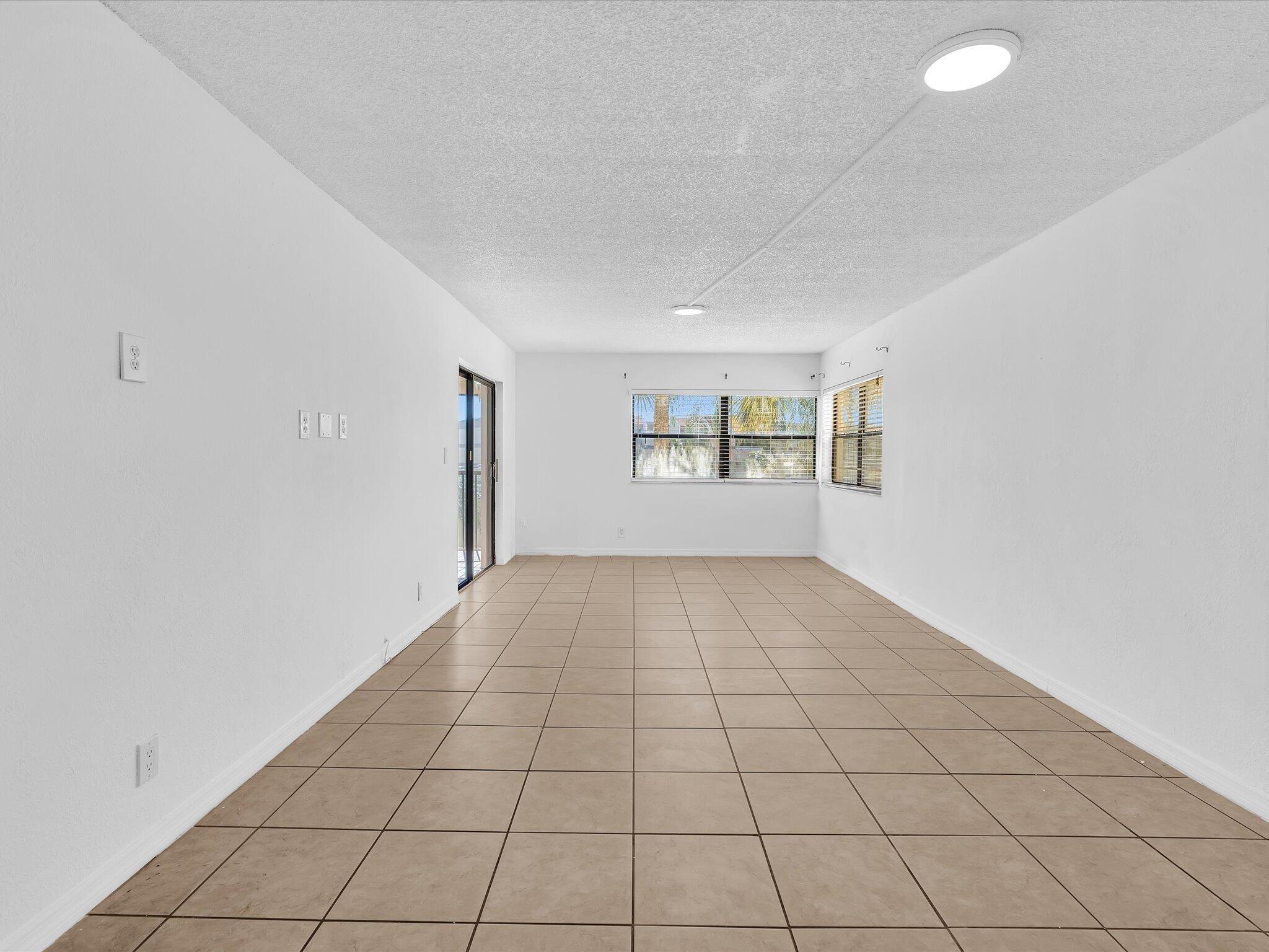 BUILDING EIGHT OF RACQUET - Residential Lease