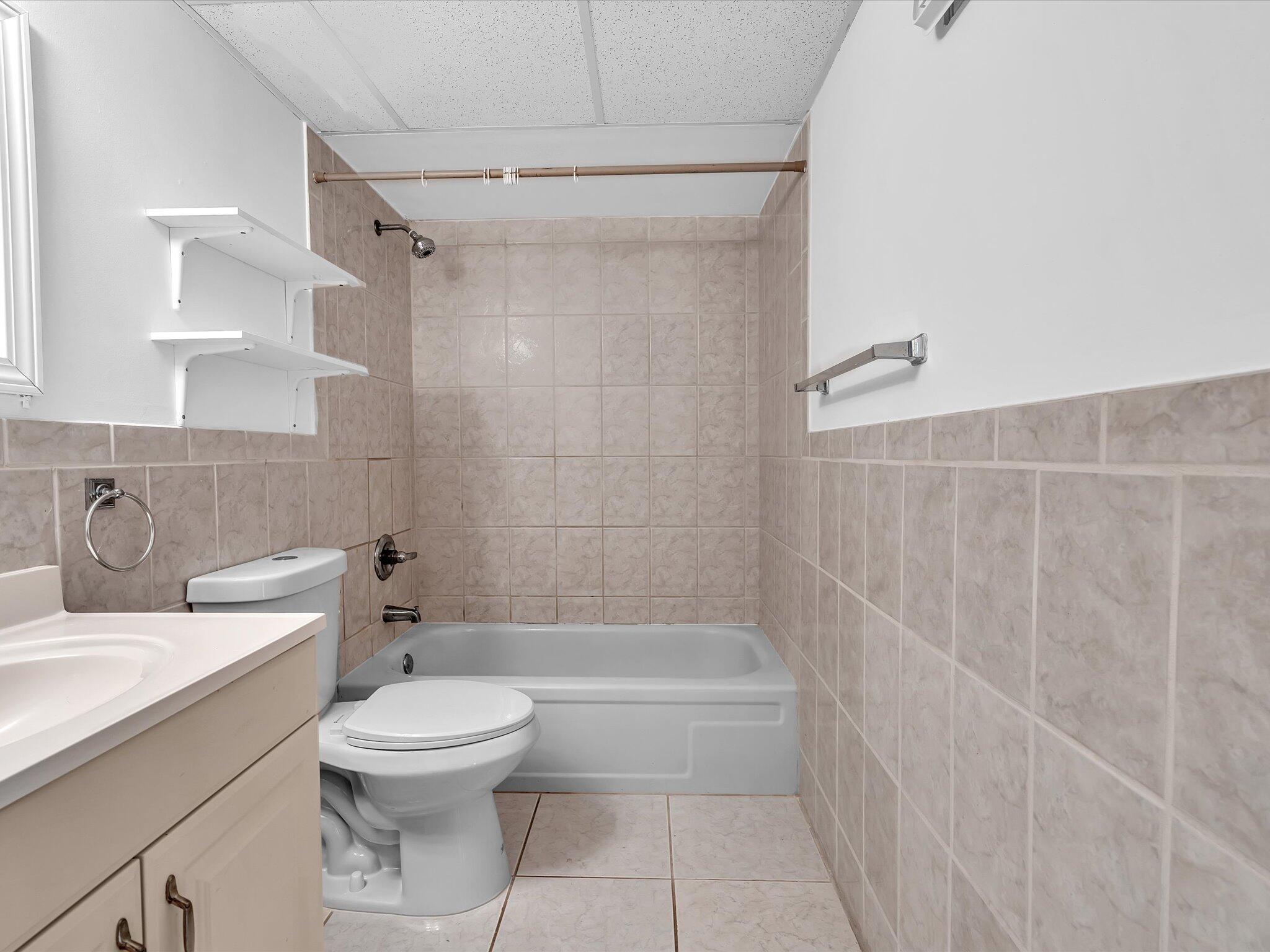 BUILDING EIGHT OF RACQUET - Residential Lease