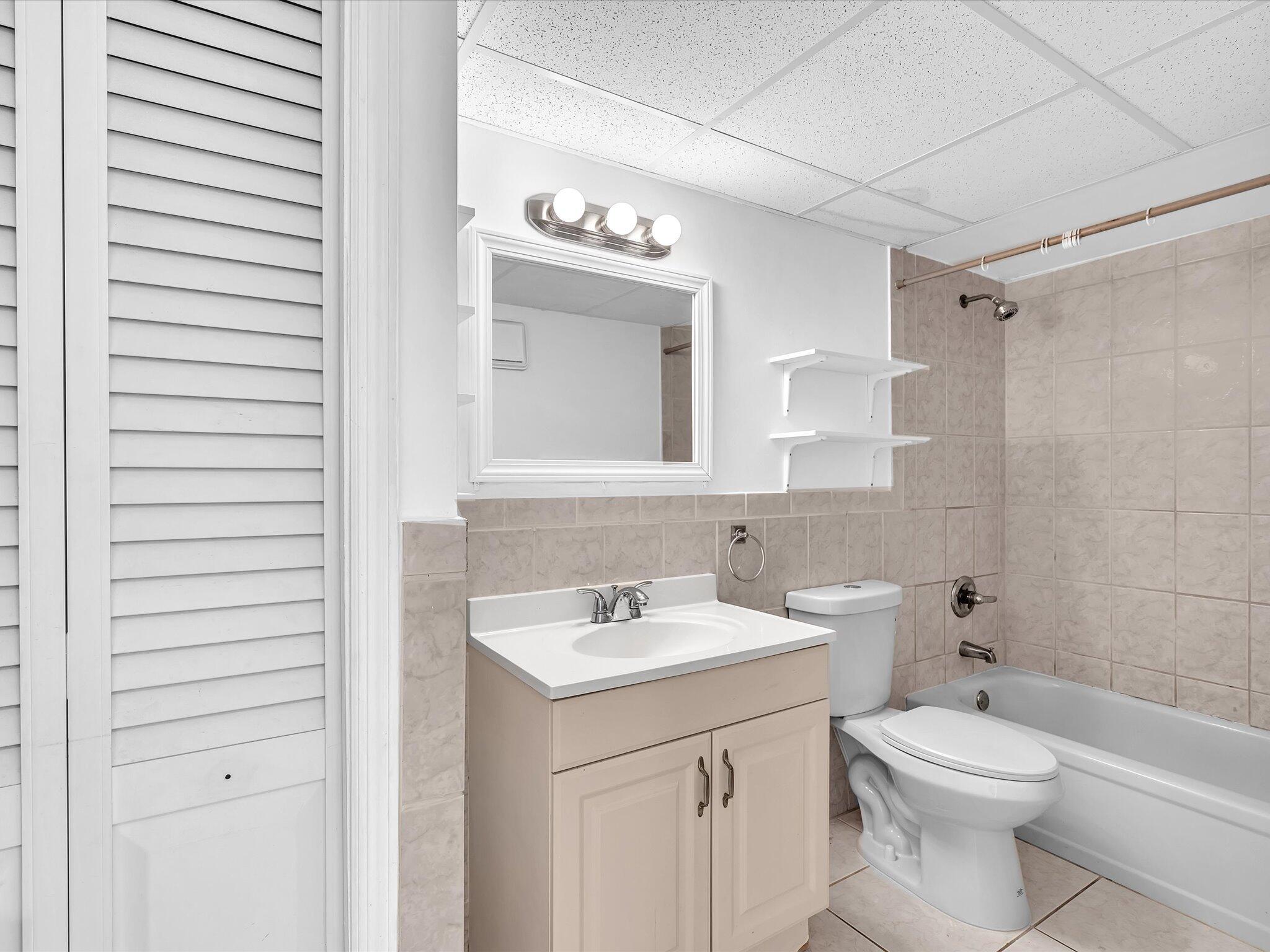 BUILDING EIGHT OF RACQUET - Residential Lease