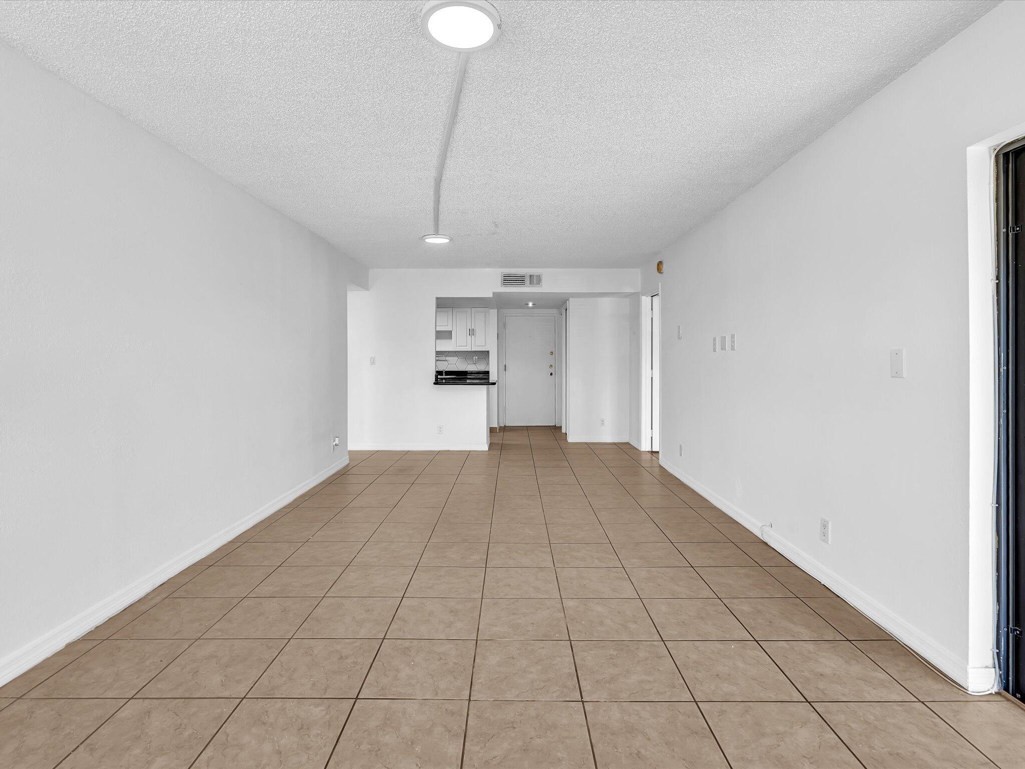 BUILDING EIGHT OF RACQUET - Residential Lease