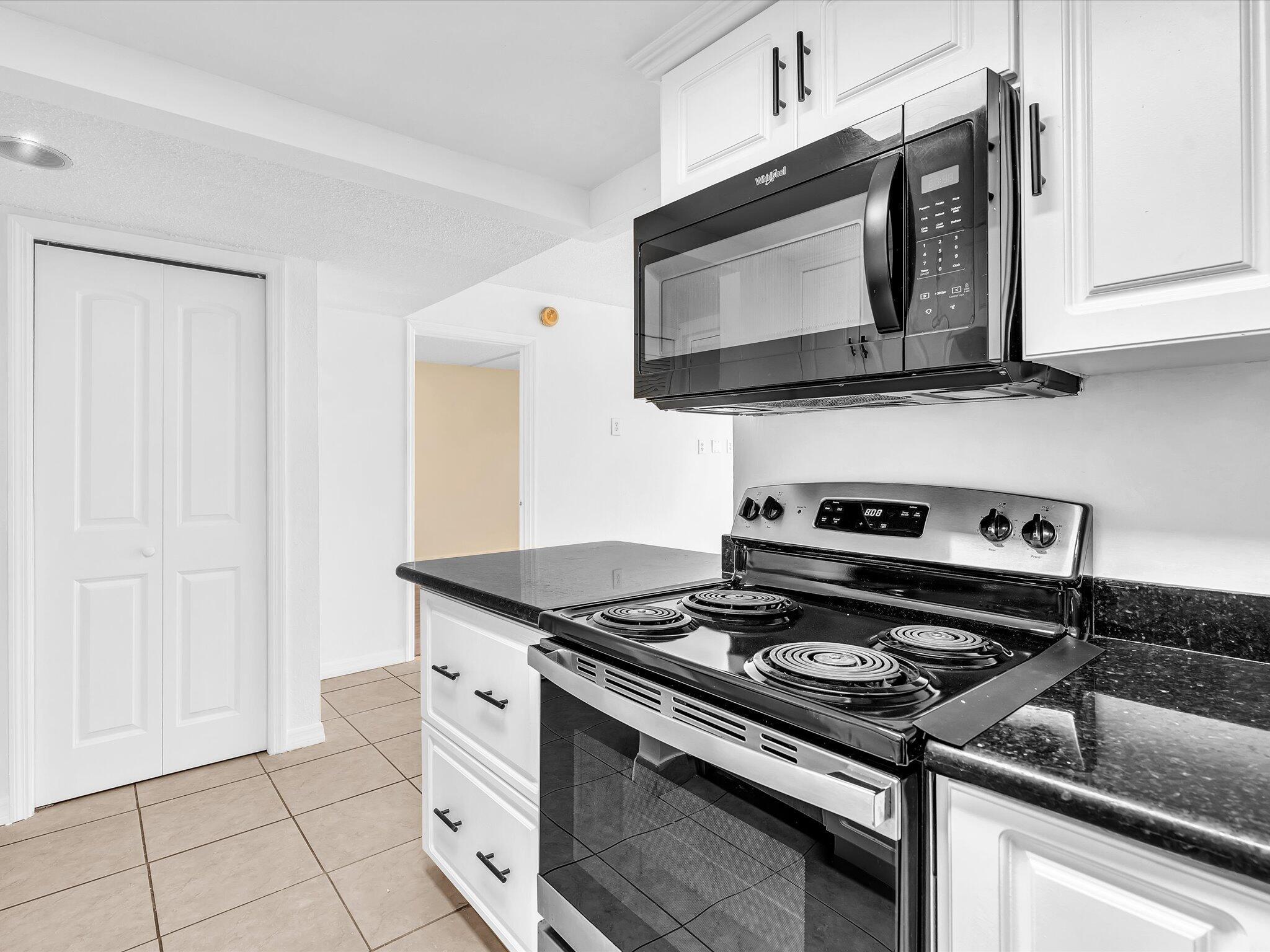 BUILDING EIGHT OF RACQUET - Residential Lease