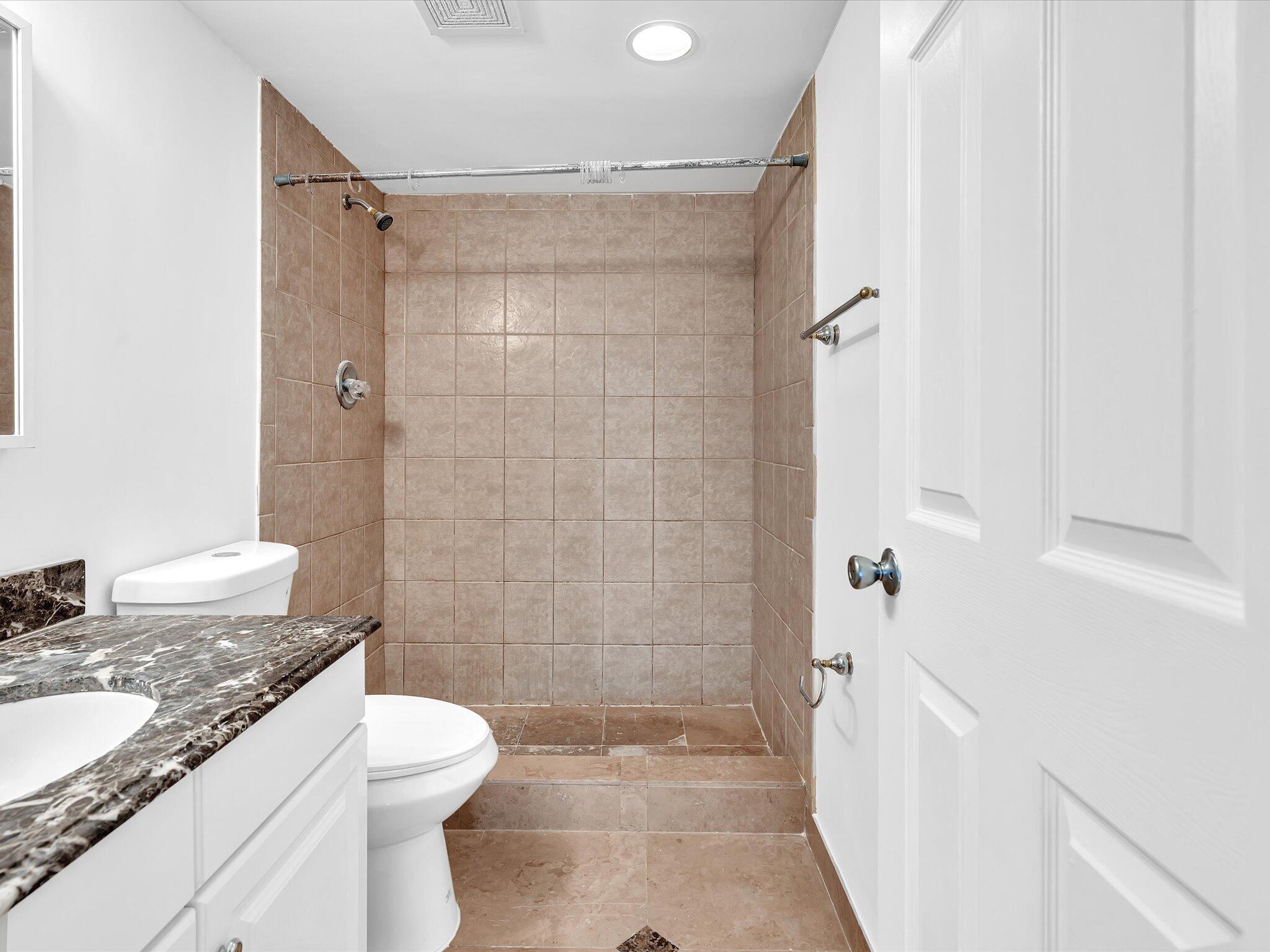 BUILDING EIGHT OF RACQUET - Residential Lease