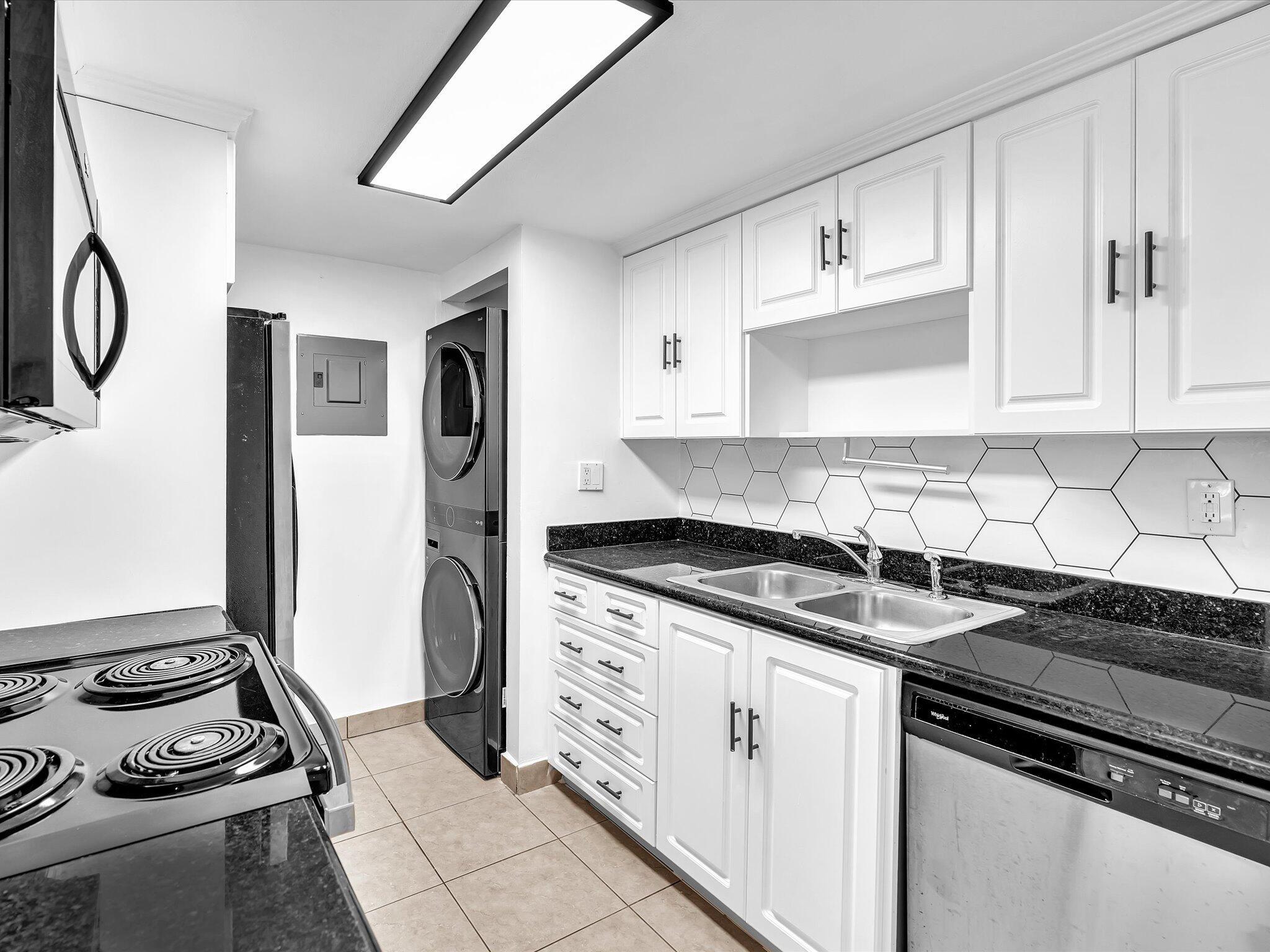 BUILDING EIGHT OF RACQUET - Residential Lease