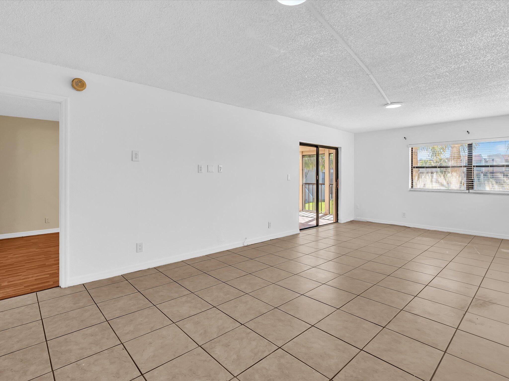 BUILDING EIGHT OF RACQUET - Residential Lease