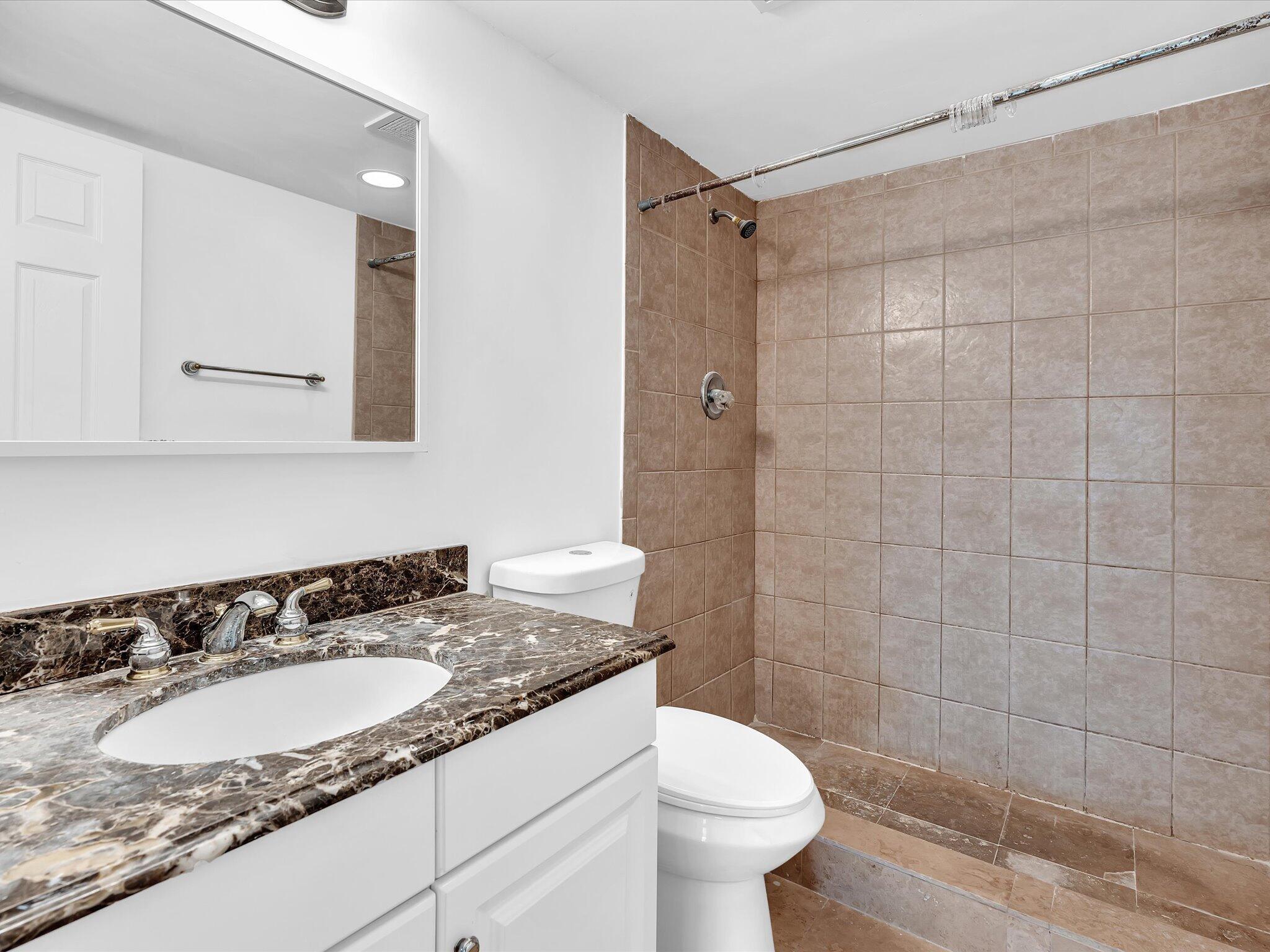 BUILDING EIGHT OF RACQUET - Residential Lease