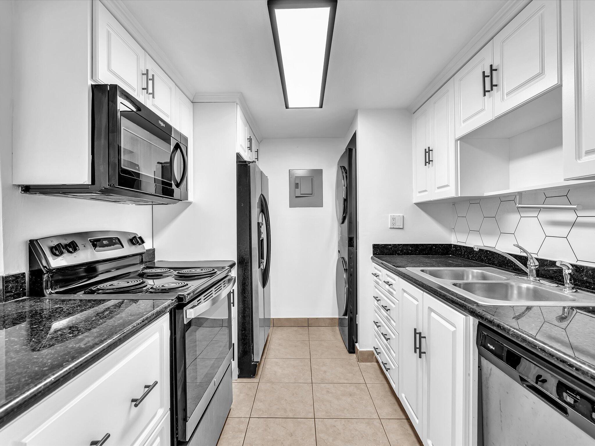 BUILDING EIGHT OF RACQUET - Residential Lease