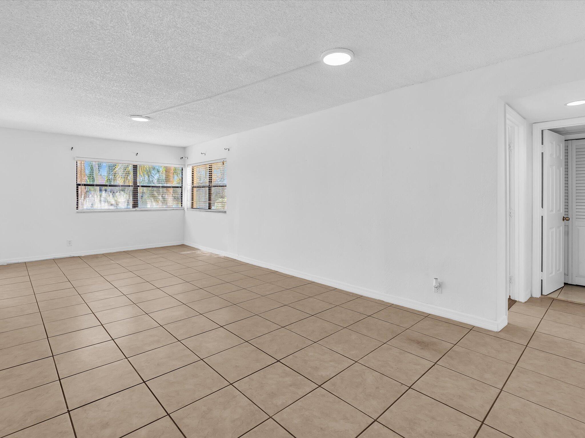 BUILDING EIGHT OF RACQUET - Residential Lease