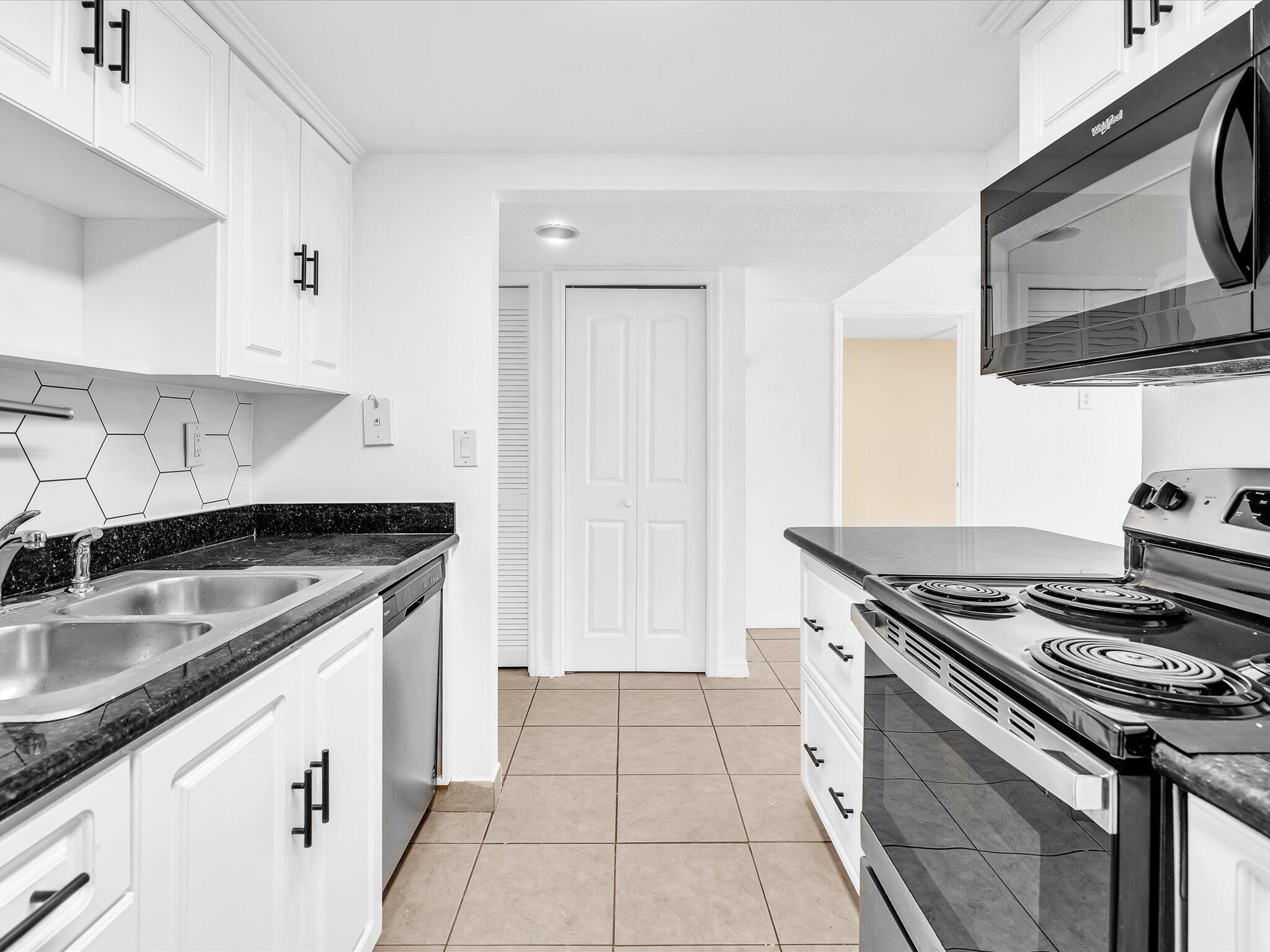 BUILDING EIGHT OF RACQUET - Residential Lease