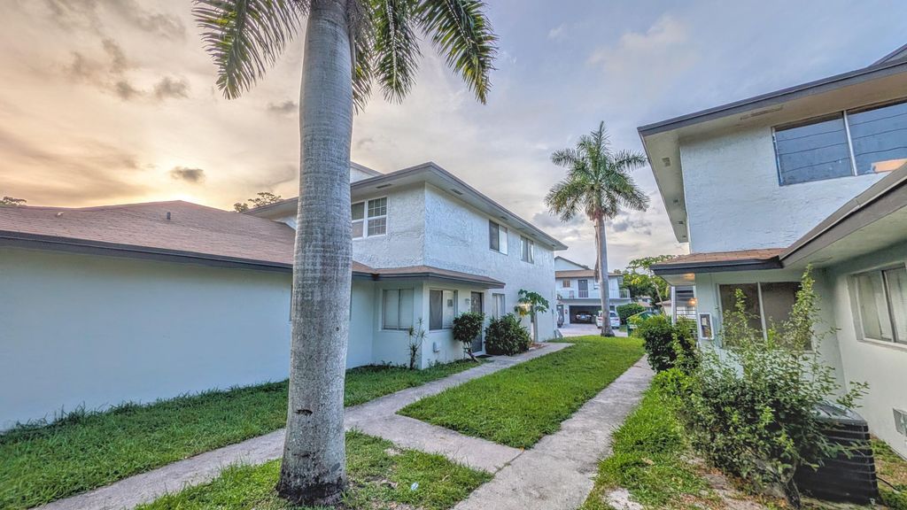 Photo of 2115 Catherine Dr #46-c, Delray Beach, FL 33445 (MLS # B26049890)