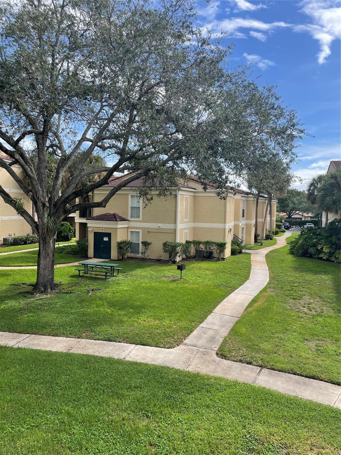 Beautiful 2/2 condo, bright and spacious,  granite county, wash and dryer machine in the unit, balcony with a storage room. located at the heart of Coral Springs, near the shops and Coral Square malls, many restaurants around.