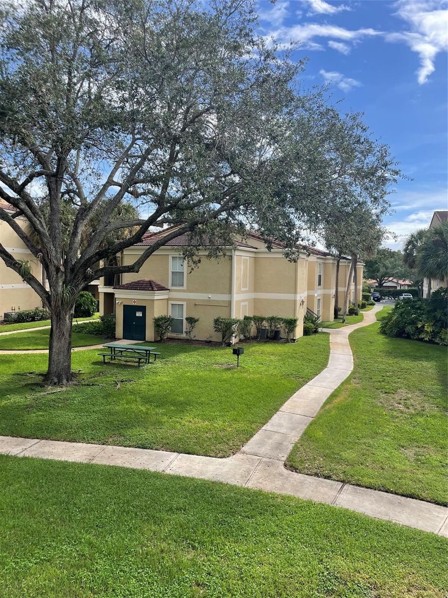 Beautiful 2/2 condo, bright and spacious,  granite county, wash and dryer machine in the unit, balcony with a storage room. located at the heart of Coral Springs, near the shops and Coral Square malls, many restaurants around.