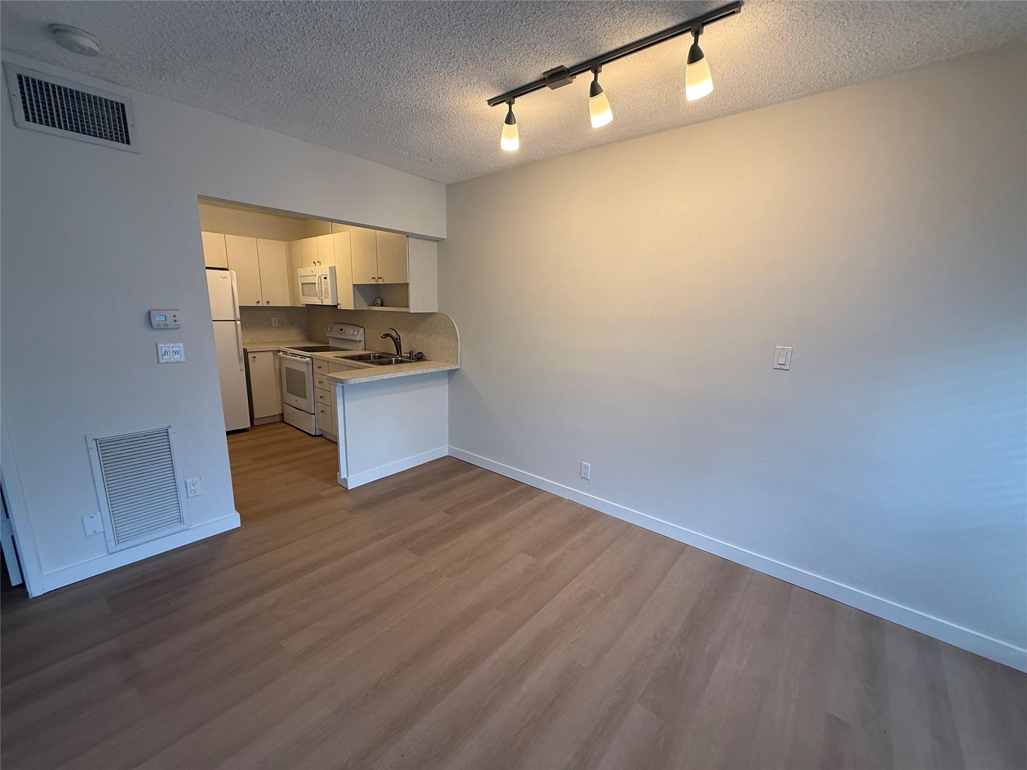 CORAL RIDGE COUNTRY CLUB - Residential Lease