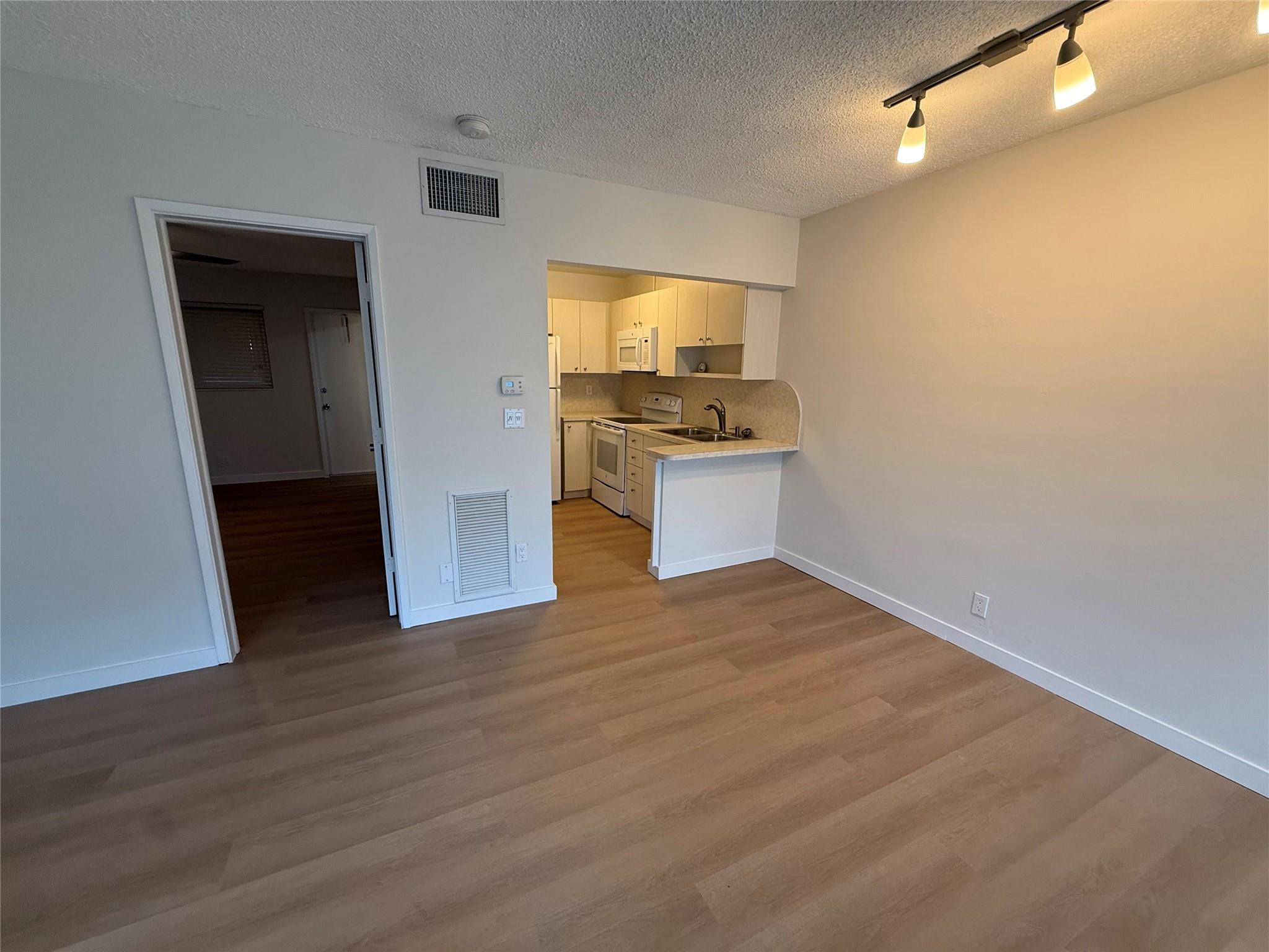 CORAL RIDGE COUNTRY CLUB - Residential Lease