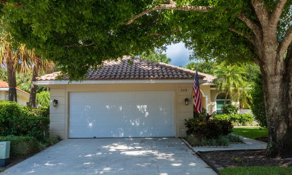 Photo of 209 E Tall Oaks Circle, Palm Beach Gardens, FL 33410 (MLS # R11048952)