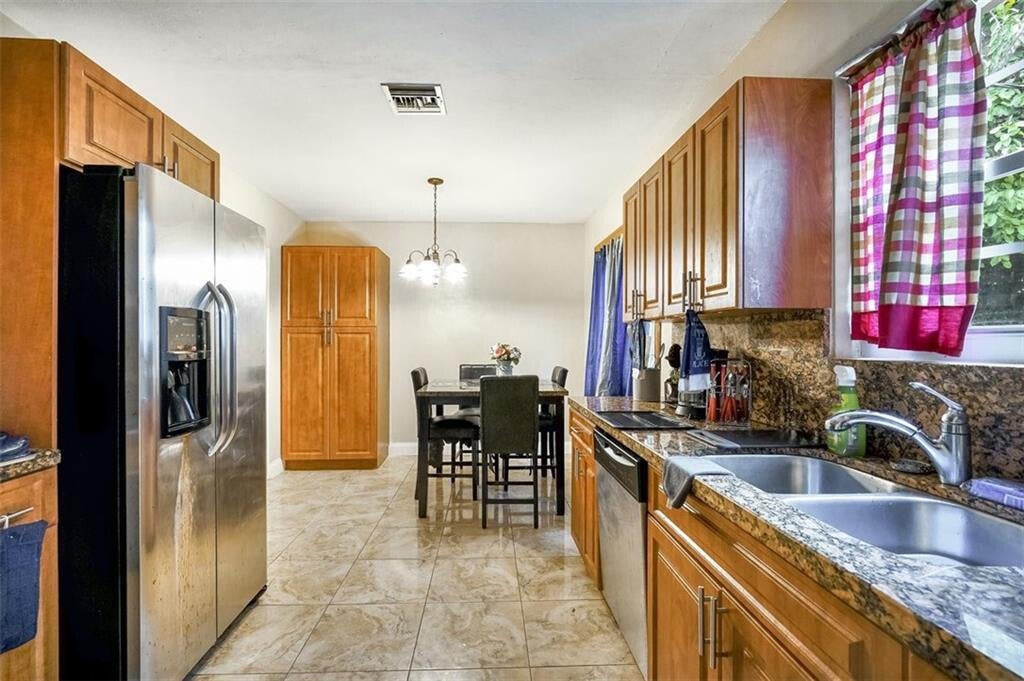 617 LAKESIDE Harbor