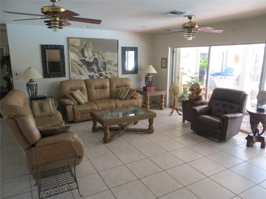 HOLLYWOOD LAKES SEC - Residential