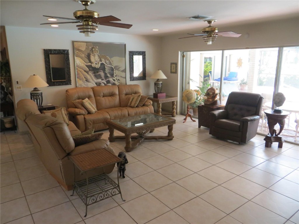 HOLLYWOOD LAKES SEC - Residential