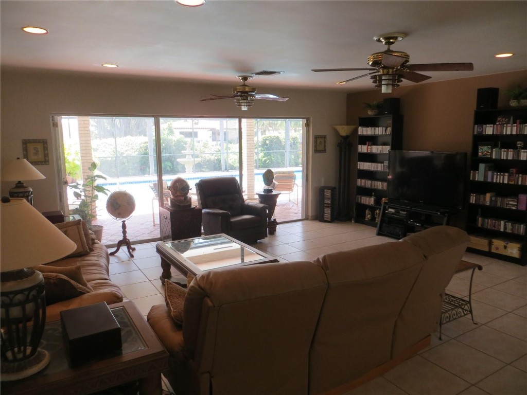 HOLLYWOOD LAKES SEC - Residential
