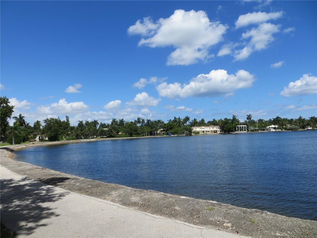 HOLLYWOOD LAKES SEC - Residential