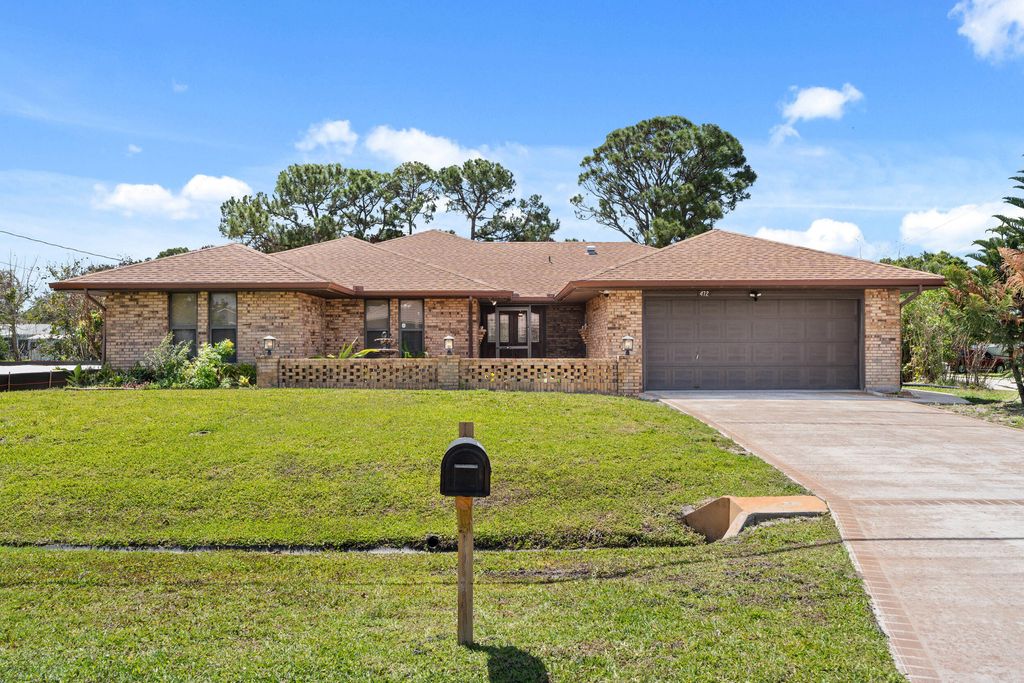 Photo of 472 SE Majestic Terrace, Port Saint Lucie, FL 34983 (MLS # B26024068)