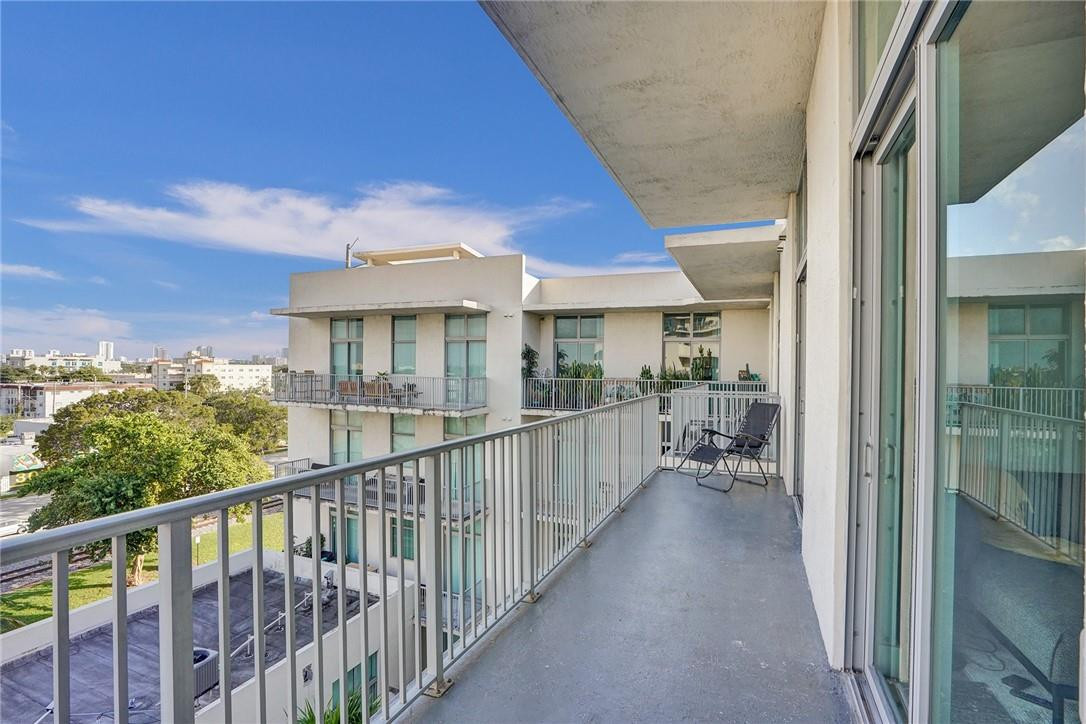 LOFTS AT HOLLYWOOD STATIO - Residential