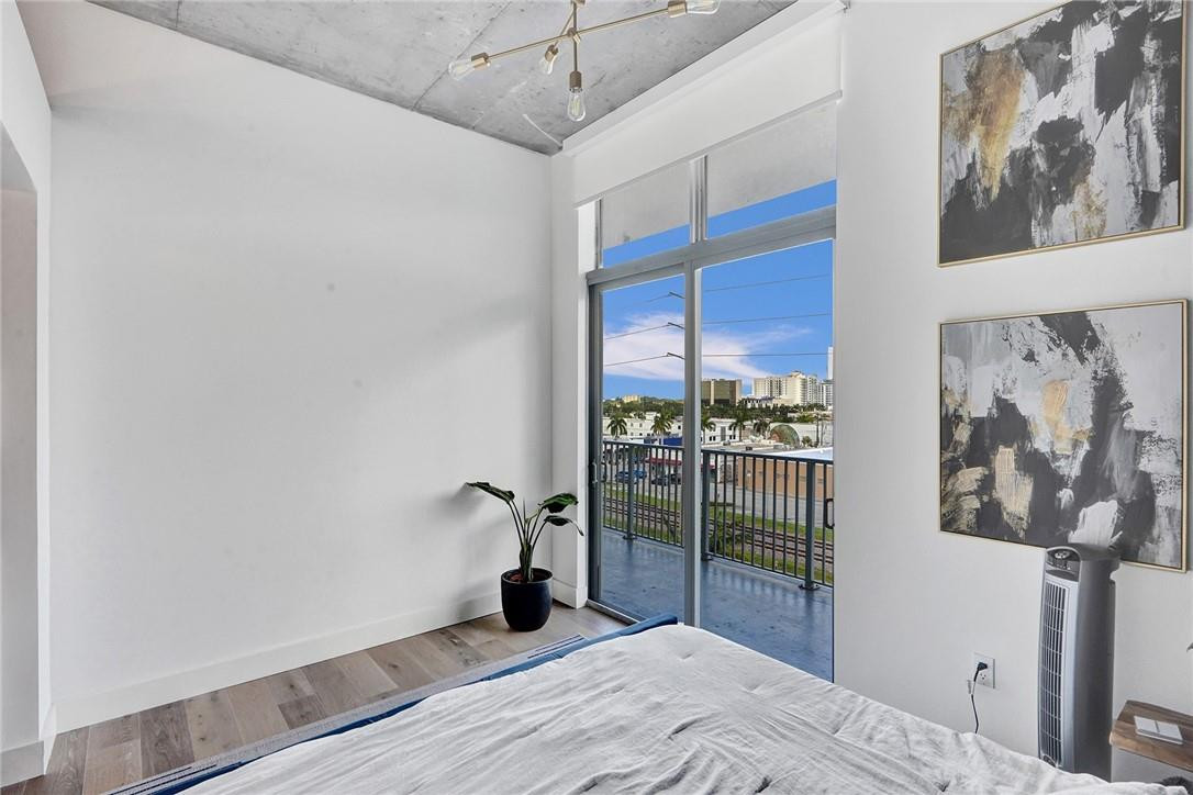 LOFTS AT HOLLYWOOD STATIO - Residential