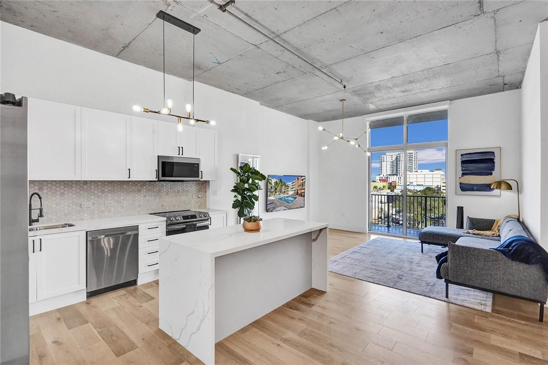 LOFTS AT HOLLYWOOD STATIO - Residential