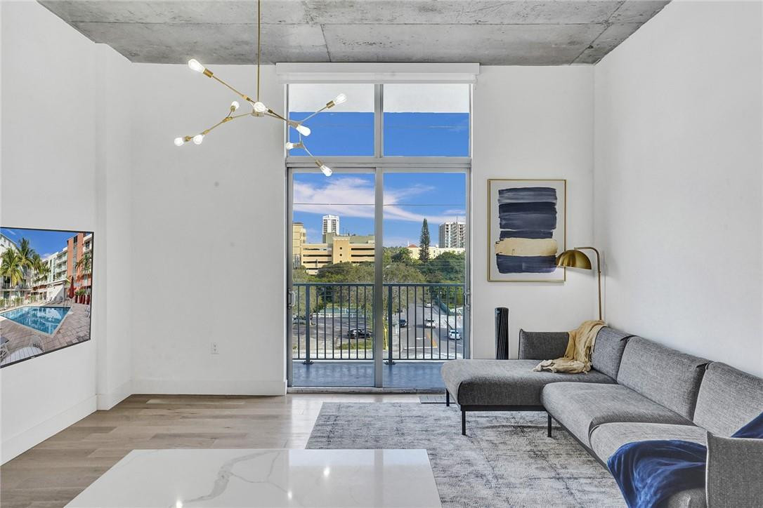 LOFTS AT HOLLYWOOD STATIO - Residential