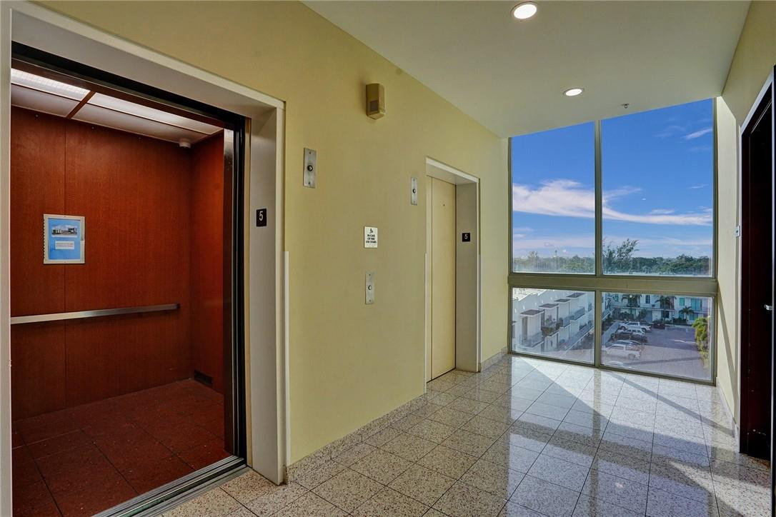 LOFTS AT HOLLYWOOD STATIO - Residential