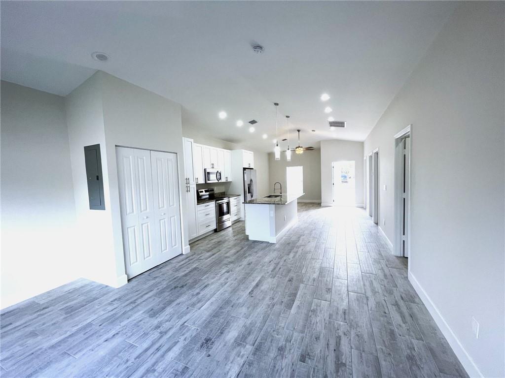 1530 W 26th Ct