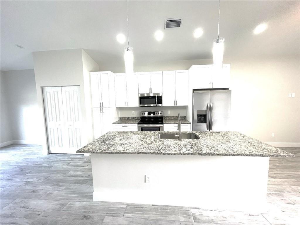 1530 W 26th Ct