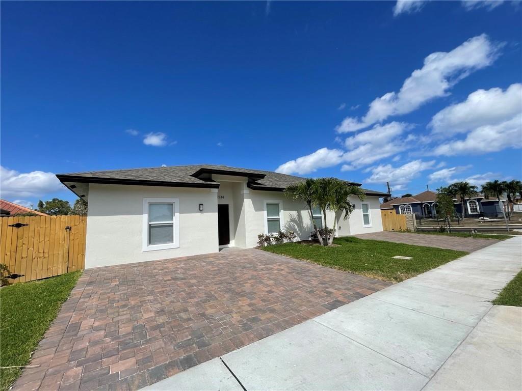 1530 W 26th Ct